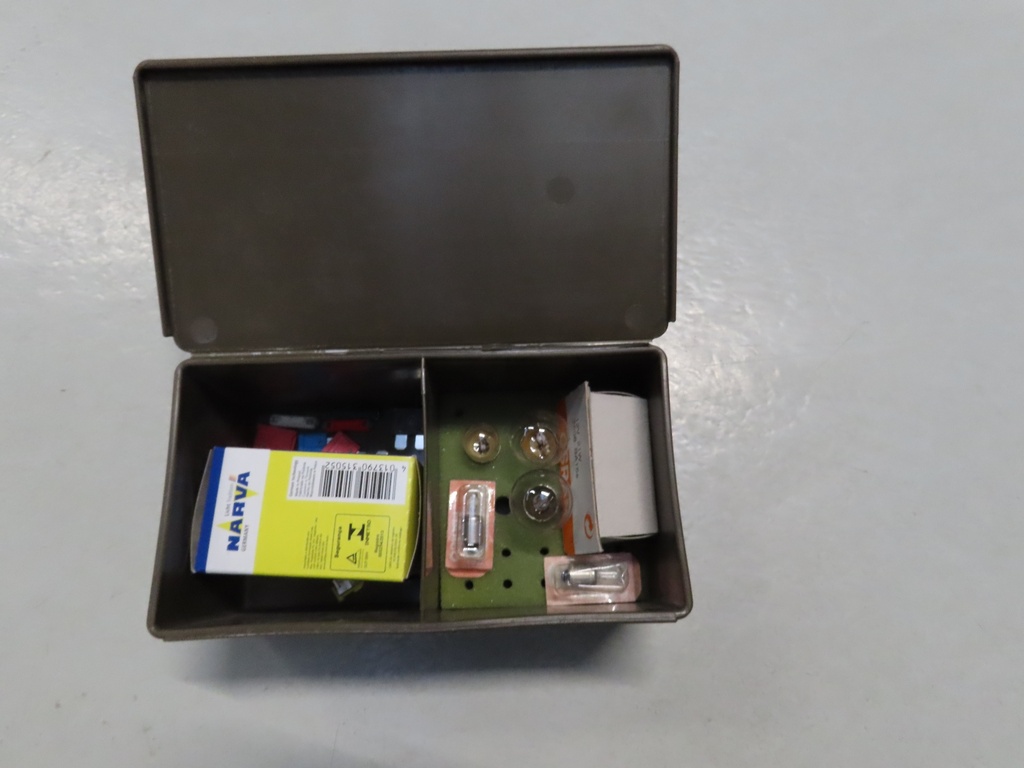 Armee-Box mit Glühbirnen und Sicherungen