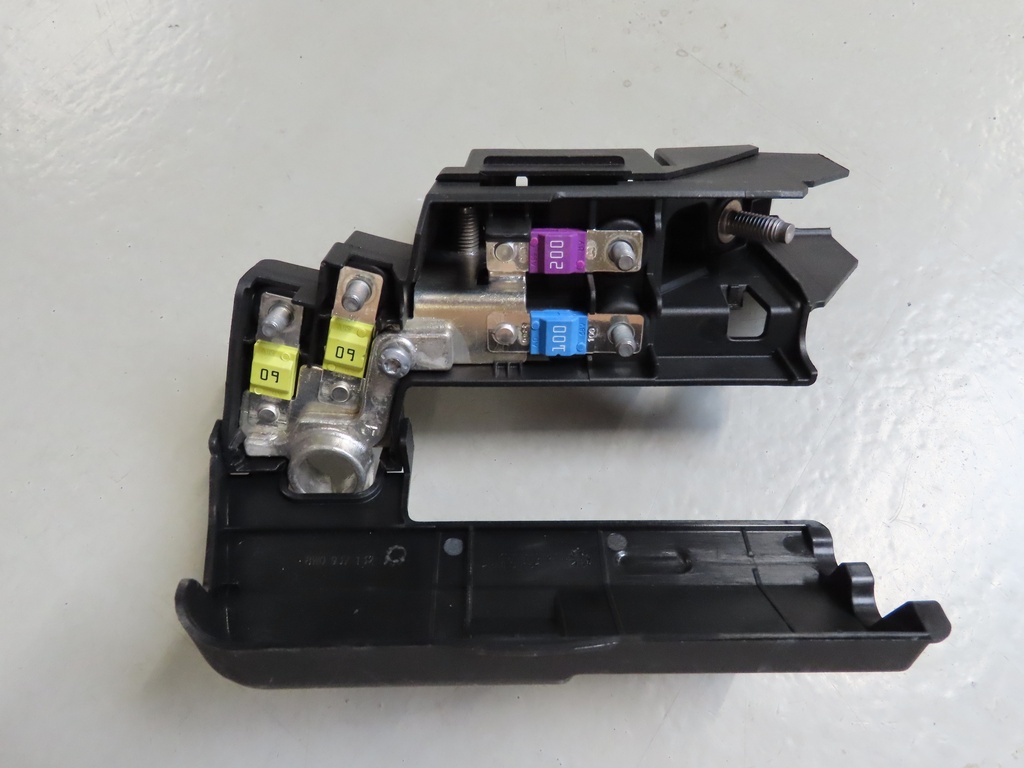 VW T6 Batteriepol mit Sicherungen