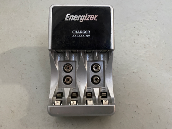 Energizer Ladestation (9V/AA/AAA Batterien) – Occasion